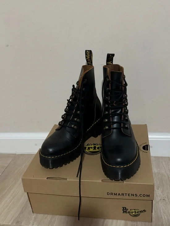 Dr. Martens Leona black leather boots - size 6 Women’s - Picture 4 of 7